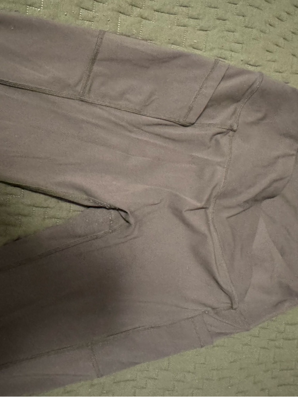 Women’s green leggings with pockets
